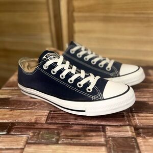 Converse Low Top Sneaker in Navy and White